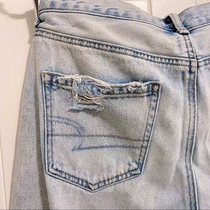 American Eagle Mom Jean Size 8 Short Distressed Light Wash